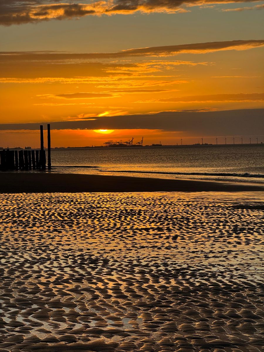 Strand am Meer beim Sonnenuntergang